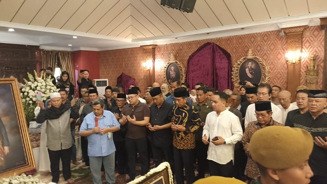 Presiden Jokowi juga memanjatkan doa untuk almarhumah Mooryati Soedibyo. Foto: Jokowi melayat ke rumah duka Mooryati Soedibyo (Tiara/detikcom)