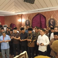 Presiden Jokowi juga memanjatkan doa untuk almarhumah Mooryati Soedibyo. Foto: Jokowi melayat ke rumah duka Mooryati Soedibyo (Tiara/detikcom)