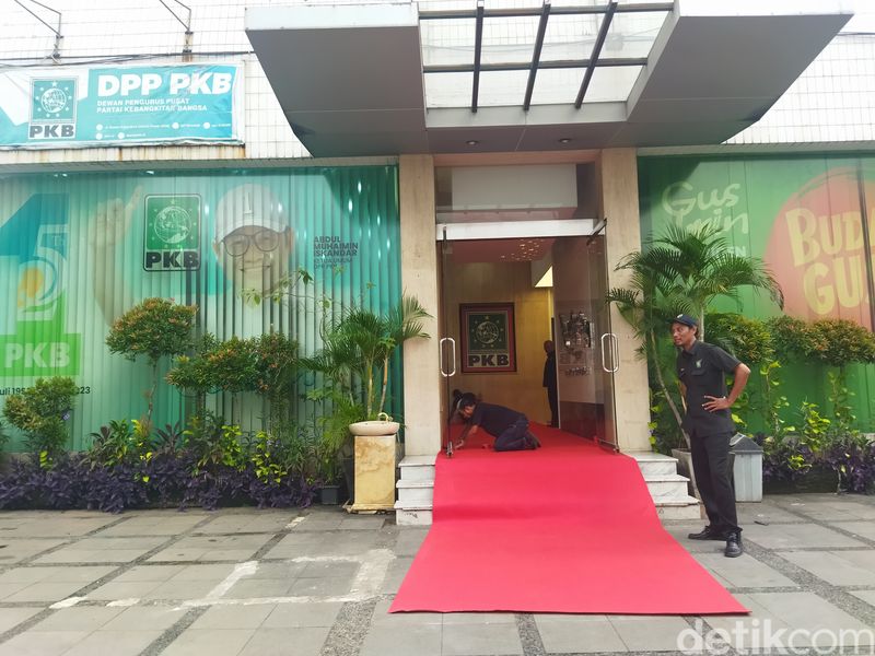 Kantor DPP PKB gelar karpet merah menjelang Presiden Terpilih Prabowo Subianto diagendakan akan datang (Kurniawan F/detikcom)