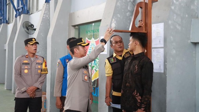 Kapolres Bojonegoro, AKBP Mario Prahatinto memantau seleksi penerimaan calon anggota Polri