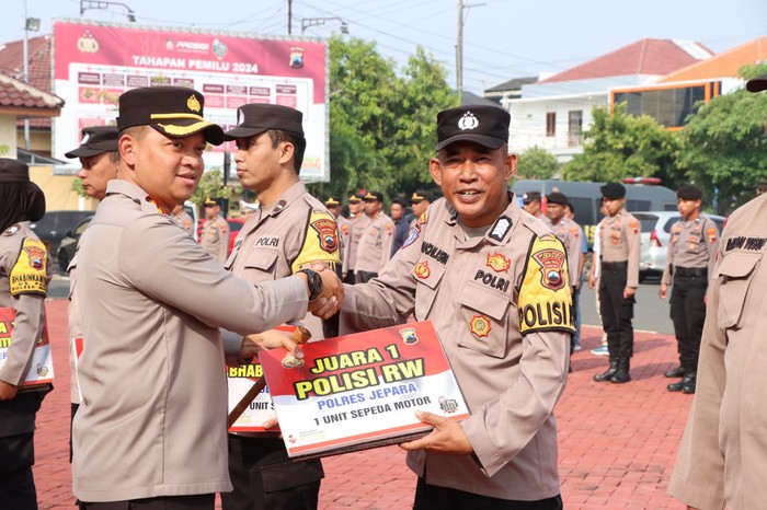 Kapolres Jepara AKBP Wahyu Nugroho menyerahkan penghargaan secara langsung didampingi oleh Wakapolres Jepara Kompol Indra Jaya Syafputra beserta seluruh pejabat utama Polres Jepara, Rabu (24/4/2024).