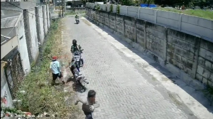 Momen Polisi Menyamar Jadi Ojol Tangkap Pembeli Paket Sabu di Semarang