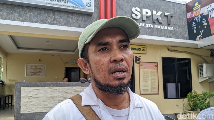 Kepala Desa (Kades) Mambalan Sayid Abdullah Alkaff mendatangi Polresta Mataram, Rabu (24/4/2024), terkait penolakan perumahan di desanya. (Ahmad Viqi/detikBali)
