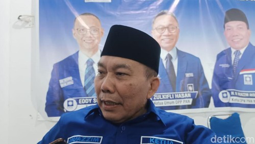Ketua DPW PAN NTB Muazzim Akbar saat ditemui di kantornya, Rabu (24/4/2024). (Lalu Helmy Akbar/detikBali)
