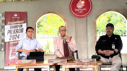 Ketua KPU NTB Khuwailid saat Sosialisasi Tahapan Pilkada Serentak 2024 di Mataram pada Rabu (24/4/2024). (Foto: Helmy Akbar/detikBali)