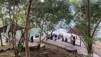 Fenomena hutan pinus sebagai lokasi persinggahan wisatawan akhirnya direspon baik oleh masyarakat Mangunan. Sugiyarto menyebut kegiatan perekonomian perlahan muncul, mulai dari mendirikan lapak jualan makanan ringan, menjajakan minuman, hingga pengadaan tempat parkir. Akhirnya sejak tahun 2013 lokasinya pun semakin ramai. Sugiyarto melihat adanya kolaborasi yang baik antara kebun buah dan hutan pinus kala itu.