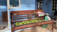 Selain berkembang destinasi wisata, berkembang pula homestay di sekitar. Banyak rumah warga yang akhirnya dimodifikasi sebagai homestay yang nyaman bagi wisatawan. Traveler akan menemukan setidaknya 23 titik. 