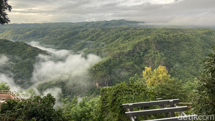 Mangunan dikenal sebagai desa wisata dengan kawasan hutan pinus, kebun buah, dan panorama viewnya sebagai destinasi unggulan. Desa ini pernah masuk dalam 50 desa wisata terbaik di Indonesia yang ditetapkan oleh Kementerian Pariwisata dan Ekonomi Kreatif (Kemenparekraf) pada 2021 lalu. Melihat kesuksesannya, bagaimana kilas balik Mangunan akhirnya berdiri sebagai desa wisata?