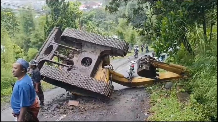 Kondisi ekskavator yang terguling di Prigen, Pasuruan