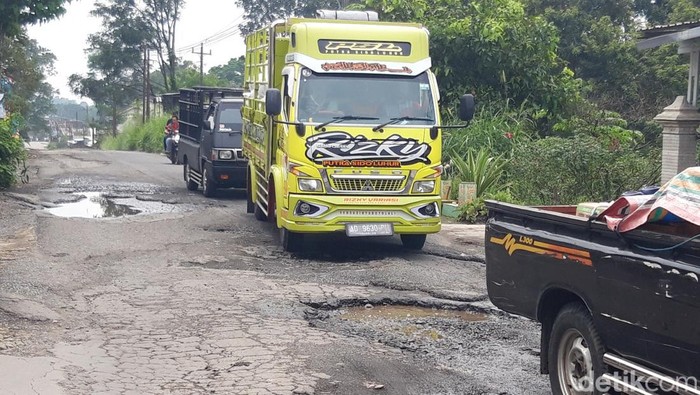 Kondisi jalan Musuk-Drajidan, Kecamatan Musuk, Boyolali mengalami kerusakan, Rabu (24/4/2024).