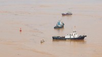 Sebuah kapal dengan 11 awak di dalamnya, bertabrakan dengan dermaga Jembatan Jiujiang dan tenggelam.