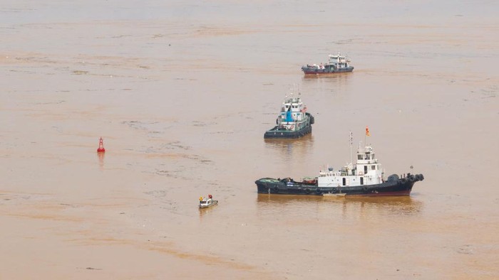 Senin (22/4) malam, sempat terjadi kecelakaan kapal menabrak Jembatan Jiujiang, Foshan, Guangdong, China.