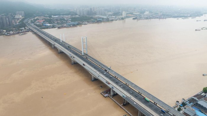Senin (22/4) malam, sempat terjadi kecelakaan kapal menabrak Jembatan Jiujiang, Foshan, Guangdong, China.