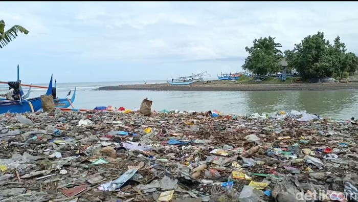 Kondisi sampah di Pantai Medewi, Kecamatan Pekutatan, Kabupaten Jembrana, Bali, Rabu (24/4/2024). (I Putu Adi Budiastrawan/detikBali)