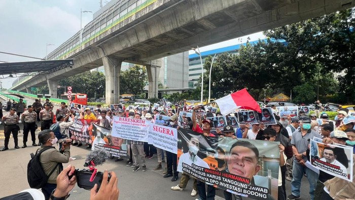 Korban Investasi Bodong Demo Mabes Polri Ratusan korban investasi bodong berdemo di Mabes Polri, Jakarta. Demo dilakukan karena ketidakpuasan atas penanganan kasus investasi bodong.