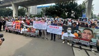 Aksi damai ini dimulai pukul 11 dihadiri ratusan korban investasi bodong yang dikawal oleh kuasa hukum mereka dari LQ Indonesia Lawfirm, tampak pula hadir perwakilan dari Gempur Net89 memberikan dukungan kepada aksi unjuk rasa dan mengungkapkan ketidak puasan atas penanganan Net 89.