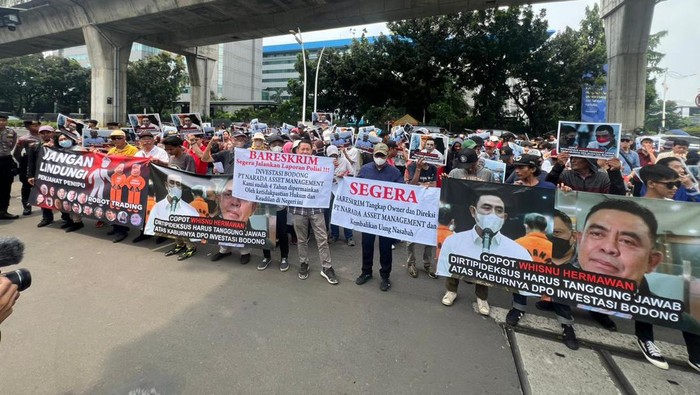Ratusan korban investasi bodong berdemo di Mabes Polri, Jakarta. Demo dilakukan karena ketidakpuasan atas penanganan kasus investasi bodong.