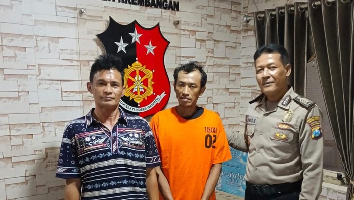 KS, saat diamankan polisi usai menganiaya