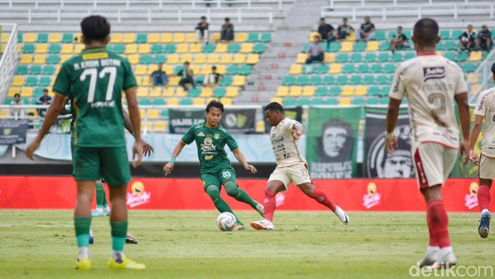 Laga Persebaya vs Bali United di Stadion GBT Surabaya