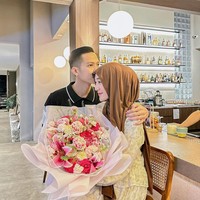 Proses sidang perceraian Larissa dan Ikram sudah dimulai sejak pertengahan Juni 2026. Sidang perdananya digelar pada 15 Juni 2026 di Pengadilan Agama Ngamprah, Bandung, Jawa Barat. Foto: Instagram @larissachou