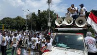 Perwakilan demonstran Janli Sembiring menekankan pentingnya peninjauan ulang atas putusan tersebut karena dianggap mengancam kesejahteraan banyak karyawan yang berpotensi terkena PHK.  