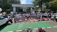 Sekitar seratus orang berkumpul di depan Mahkamah Agung, Selasa (23/4) untuk menyuarakan kekhawatiran mereka terhadap rencana pemutusan hubungan kerja (PHK) massal yang dihadapi oleh karyawan PT Polo Ralph Lauren.  