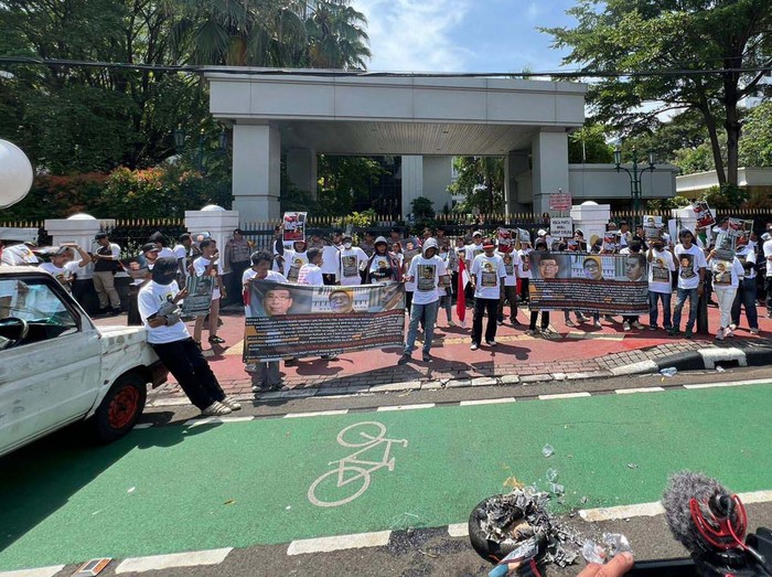 MA Kembali Didemo Karyawan PRLI Karyawan PT PRLI kembali berdemo di gedung Mahkamah Agung, Jakarta. Mereka menolak putusan PK nomor 9 tahun 2024.