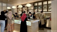 Sejak pertama kali dibuka pada akhir April lalu, Maiku Cafe selalu ramai diantre pembeli. Bahkan antreannya sampai berjam-jam. Foto: detikcom/Riska Fitria