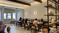 Maiku Cafe didominasi dengan warna interior nuansa krem dan coklat. Ditambah penerangan yang memberikan kesan hangat. Foto: detikcom/Riska Fitria