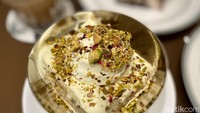 Jika ingin yang manis, bisa pesan Pistachio Tiramisu. Varian ini juga lebih bertekstur karena disajikan dengan cake dan taburan pistachio. Foto: detikcom/Riska Fitria