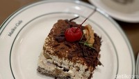 Ada juga varian Blackforest Tiramisu yang lebih bertekstur. Disajikan dengan daging buah cherry pada isian dan toppingnya. Tambahan cokelat juga meningkatkan rasa. Foto: detikcom/Riska Fitria