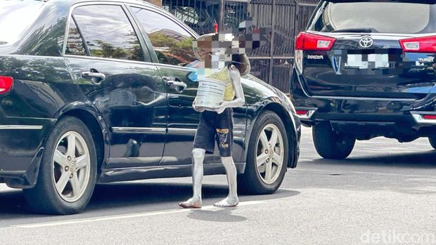Manusia silver di perempatan Jalan Veteran-Jalan Sungai Saddang Baru.