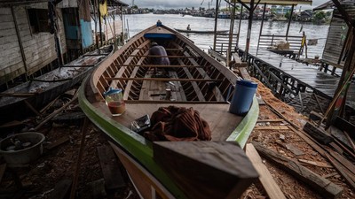 Melihat Langsung Pembuatan Perahu Tradisional di Kalimantan