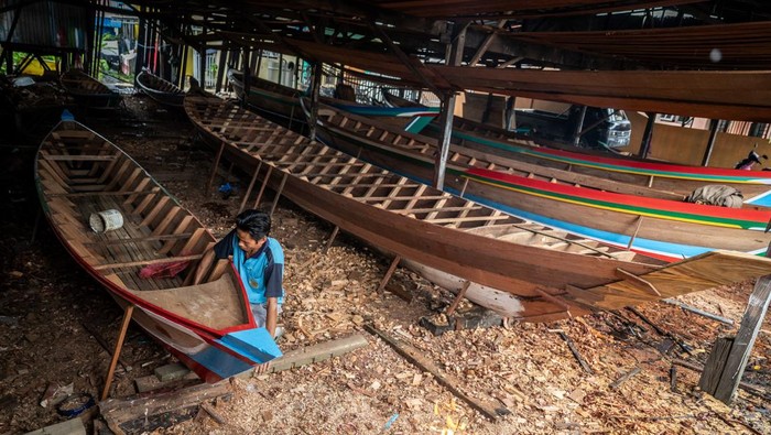 Melihat ‘Kampung Seribu Jukung’ di Kalimantan Selatan Seorang pekerja menyelesaikan pembuatan perahu (jukung) tradisional di Desa Pulau Sewangi, Kabupaten Barito Kuala, Kalimantan Selatan, Rabu (24/4/2024). Desa Pulau Sewangi atau Kampung Jukung yang berada di alur Sungai Barito itu, 70 persen warganya bermata pencaharian pembuatan perahu tradisional dari total penduduk sekitar tiga ribu jiwa. ANTARA FOTO/Bayu Pratama S/aww.
