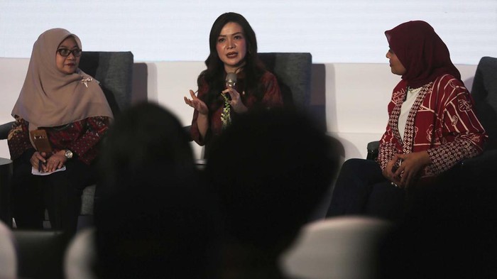 Membangun Budaya Keuangan Yang Sehat Halimatus Sadiyah, Deputi Direktur Pelaksanaan Edukasi Keuangan, Otoritas Jasa Keuangan (OJK) Vera Margaret, Head of Deposit and Wealth Management, UOB Indonesia Najeela Shihab, Psikolog, Pendidik, serta Pendiri Sekolah Cikal saat berdiskusi di Jakarta, Rabu (24/4/2024).
