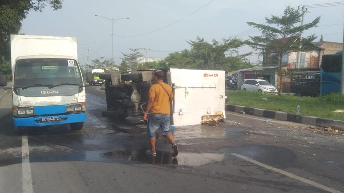 Mobil boks pengangkut es kristal terbalik di Medan. (Dok Polsek Medan Helvetia)