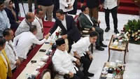 Sementara itu, Ganjar Pranowo tidak menghadiri penetapan Prabowo-Gibran sebagai presiden dan wakil presiden terpilih. Ganjar mengaku tidak mendapat undangan. Mahfud Md, cawapres Ganjar di Pilpres 2024, juga tidak hadir.