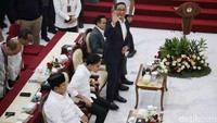 Komisi Pemilihan Umum (KPU) RI resmi menetapkan Prabowo Subianto dan Gibran Rakabuming Raka sebagai Presiden dan Wakil Presiden terpilih. Pembacaan berita acara KPU tentang penetapan Prabowo-Gibran sebagai Presiden-Wapres terpilih dilakukan oleh Ketua KPU RI Hasyim Asyari. Turut hadir Komisioner KPU RI lainnya beserta Sekjen KPU RI.