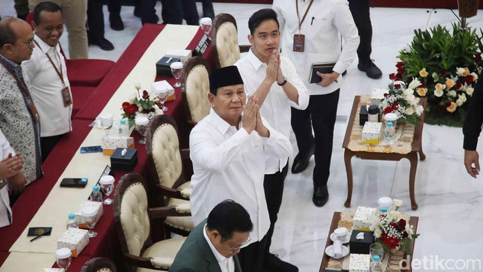 Momen Anies-Cak Imin Hadiri Penetapan Prabowo Presiden Terpilih Anies Baswedan-Muhaimin Iskandar menghadiri rapat pleno penetapan Presiden dan Wakil Presiden terpilih 2024 di Kantor KPU, Jakarta, Rabu (24/4/2024). Anies mengatakan kehadirannya untuk menghormati proses bernegara.