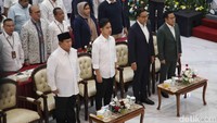 Sementara itu, Ganjar Pranowo tidak menghadiri penetapan Prabowo-Gibran sebagai presiden dan wakil presiden terpilih. Ganjar mengaku tidak mendapat undangan. Mahfud Md, cawapres Ganjar di Pilpres 2024, juga tidak hadir. Maka, Prabowo-Gibran akan menjabat sebagai presiden dan wakil presiden periode 2024-2029. Pelantikan rencananya digelar 20 Oktober 2024.