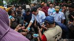 Momen Gibran Blusukan-Bagi Susu Gratis di Rusun Muara Baru