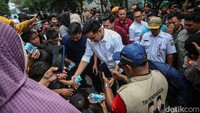 Dengan mengenakan kemeja putih Gibran datang didampingi Wakil Gubernur Jatim Emil Dardak.  