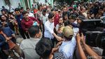 Momen Gibran Blusukan-Bagi Susu Gratis di Rusun Muara Baru