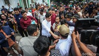 Gibran yang telah ditunggu kedatangannya oleh warga langsung menyapa dengan bersalaman dengan warga.