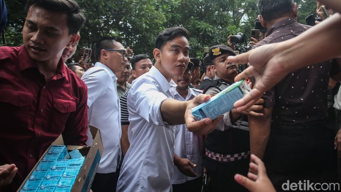 Seusai ditetapkannya sebagai wakil presiden terpilih, Gibran Rakabuming Raka blusukan ke Rumah Susun Sewa Sederhana Muara Baru, Jakarta Utara. Begini momennya.