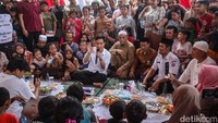 Tak ketinggalan Gibran turut membawa susu dan membagikannya secara langsung kepada anak-anak.