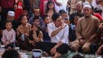 Momen Gibran Blusukan-Bagi Susu Gratis di Rusun Muara Baru