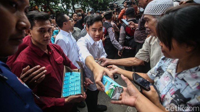Seusai ditetapkannya sebagai wakil presiden terpilih, Gibran Rakabuming Raka blusukan ke Rumah Susun Sewa Sederhana Muara Baru, Jakarta Utara. Begini momennya.