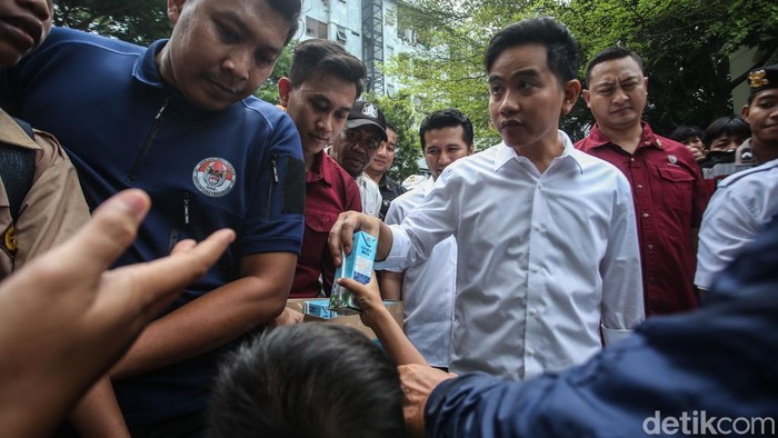 Momen Gibran Bagi Susu Gratis di Rusun Waduk Pluit Seusai ditetapkannya sebagai wakil presiden terpilih, Gibran Rakabuming Raka blusukan ke Rumah Susun Sewa Sederhana Muara Baru, Jakarta Utara. Begini momennya.