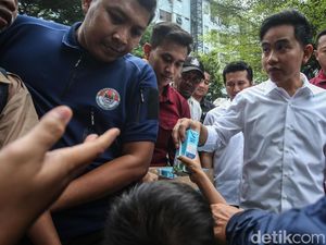Momen Gibran Blusukan-Bagi Susu Gratis di Rusun Muara Baru